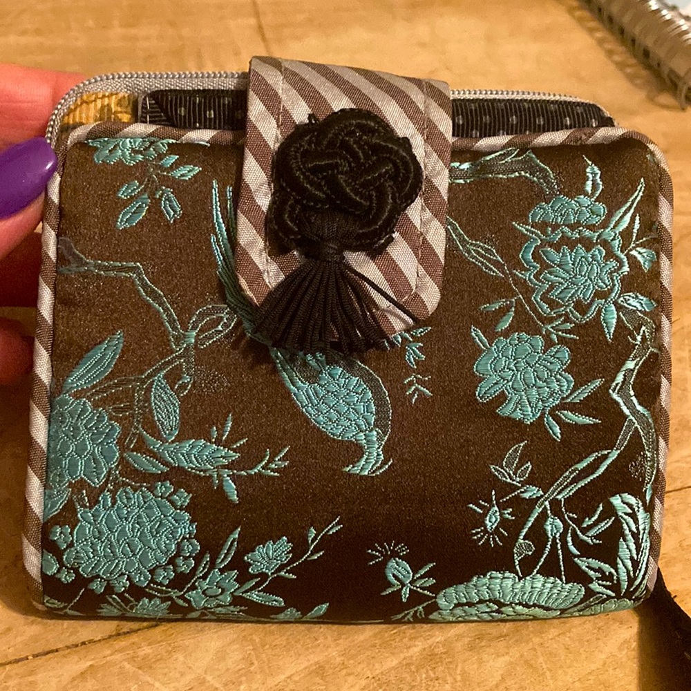 🌟🌟 Super cute folding wallet with snap closure and zippered pockets.